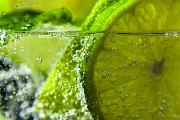 Cocktail with lime and peppermint — Stock Photo, Image