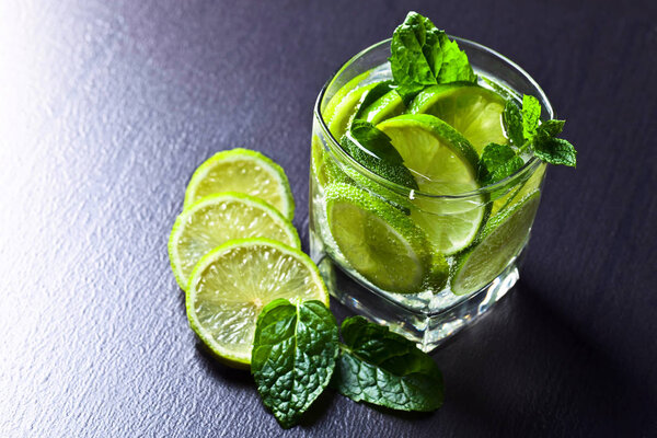 Drink with lime and peppermint
