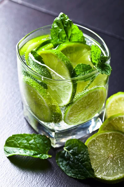 Limon ve nane ile içmek