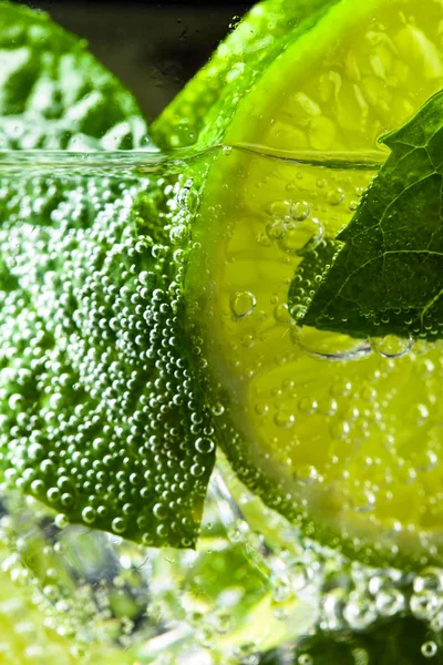 Cocktail with lime and peppermint — Stock Photo, Image