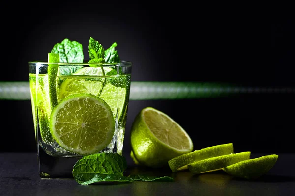 Getränk mit Limette und Pfefferminze — Stockfoto