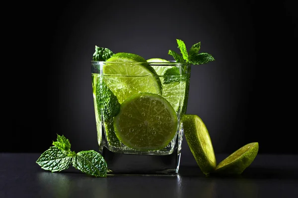 Getränk mit Limette und Pfefferminze — Stockfoto