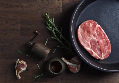 Domuz eti biftek biberiye, sarımsak ve biber, üstten görünüm 