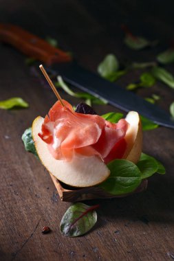 Prosciutto ile armut ahşap bir masa üzerinde