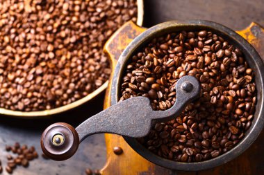 eski Kahve değirmeni ve kavrulmuş kahve çekirdekleri Close-Up 