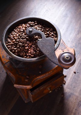eski Kahve değirmeni ve kavrulmuş kahve çekirdekleri Close-Up 