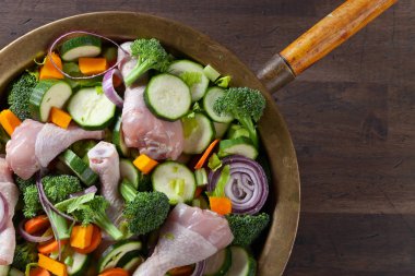  çiğ sebze tavuk sopaları ile