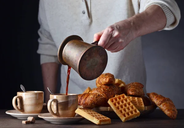 검은 커피와 신선 한 빵으로 아침 식사를 하는 모습 — 스톡 사진