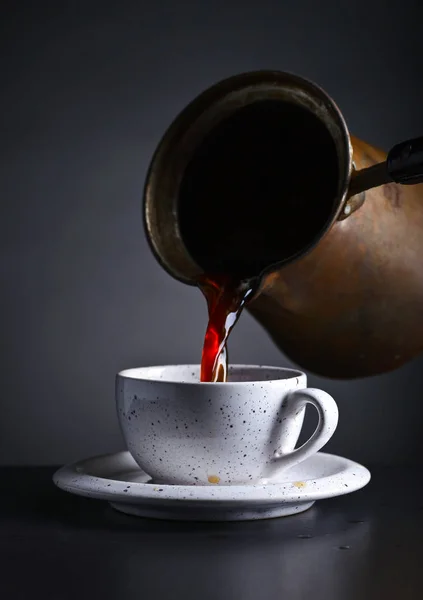 Tasse schwarzen Kaffee auf dunklem Hintergrund — Stockfoto