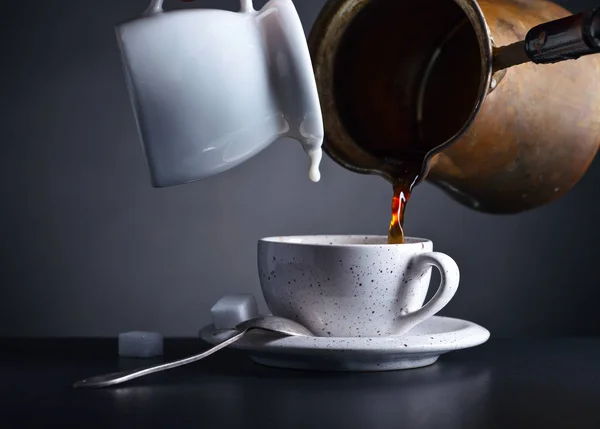 Tasse Kaffee mit Milch auf dunklem Hintergrund — Stockfoto