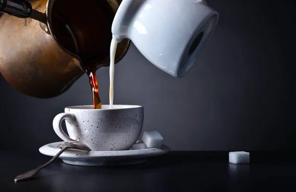 Xícara de café com leite e açúcar no fundo escuro — Fotografia de Stock