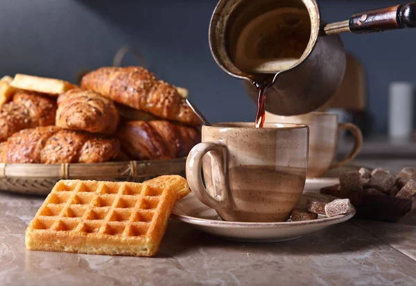 검은 커피와 신선 한 빵으로 아침 식사를 하는 모습 — 스톡 사진