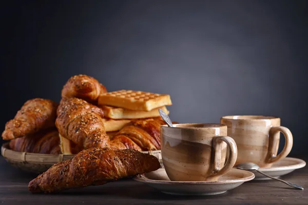 Ontbijt met zwarte koffie en verse gebak — Stockfoto