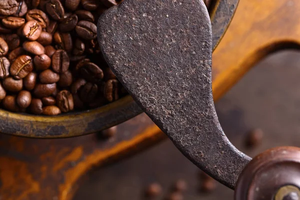 Close-up van oude koffiemolen en geroosterde koffiebonen — Stockfoto