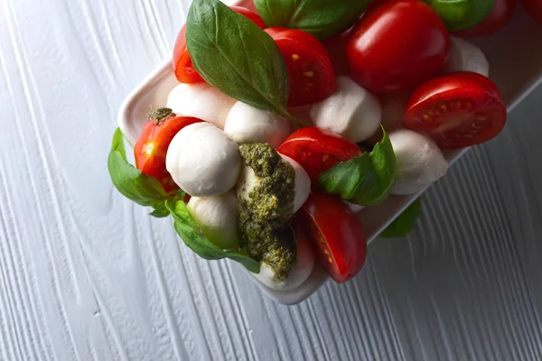 Mozzarella avec sauce tomate, basilic et pesto — Photo