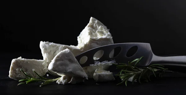 Rosemary ile taze ev yapımı keçi peyniri — Stok fotoğraf