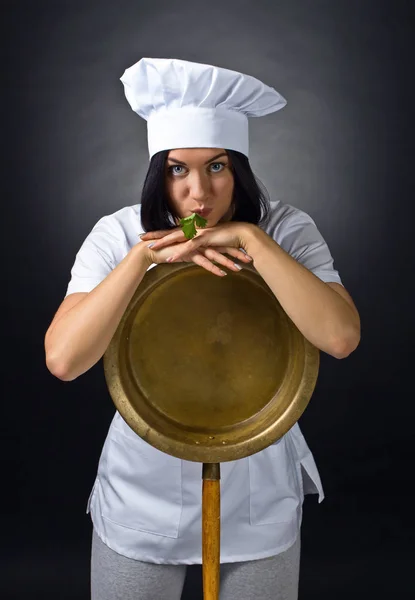 Jovem mulher em uniforme de chef com panela grande — Fotografia de Stock