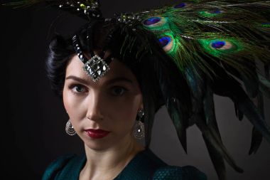  tüy dekorasyonu ile retro tarzı güzel kadın