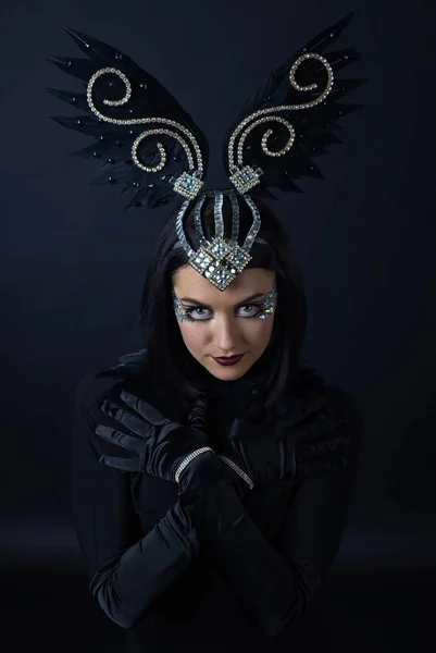 Femme en costume d'oiseau noir — Photo