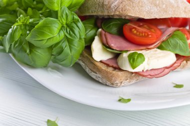 Ciabatta jambon, mozzarella, domates ve fesleğen ile 