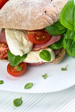 Ciabatta jambon, mozzarella, domates ve fesleğen ile 