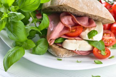 Ciabatta jambon, mozzarella, domates ve fesleğen ile 