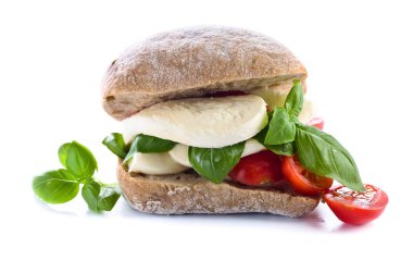 Mozzarella peyniri, domates ve fesleğen beyaz izole ciabatta 