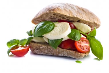 Mozzarella peyniri, domates ve fesleğen beyaz izole ciabatta 