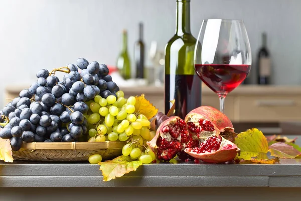 Rijpe sappige druif en glas wijn — Stockfoto