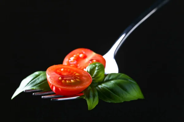 Rodajas de tomate y albahaca verde — Foto de Stock