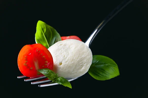 Ser mozzarella z plasterki pomidorów cherry i bazylia Zielona — Zdjęcie stockowe