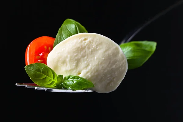 チェリー トマトのスライス、バジルの緑とモッツァレラチーズ — ストック写真