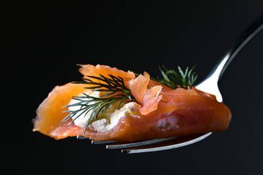 Somon füme, krem peynir ve dereotu 