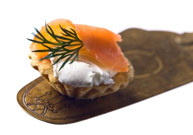 Somon füme, krem peynir ve dereotu ile kanepeler 