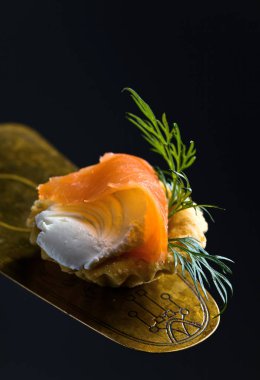 Somon füme, krem peynir ve dereotu ile kanepeler 