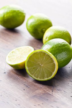 Tüm grup ve taze limes ahşap bir masaya kesilmiş .  