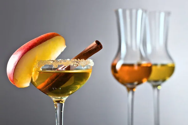 Vaso de bebida alcohólica dulce con manzana y canela — Foto de Stock