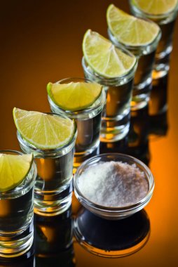  Limon dilimleri ve deniz tuzu ile çanak ile altı gözlük .