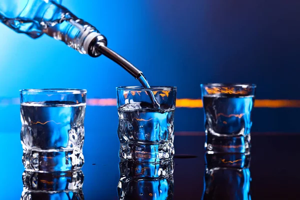 Vodka no bar em um fundo preto — Fotografia de Stock