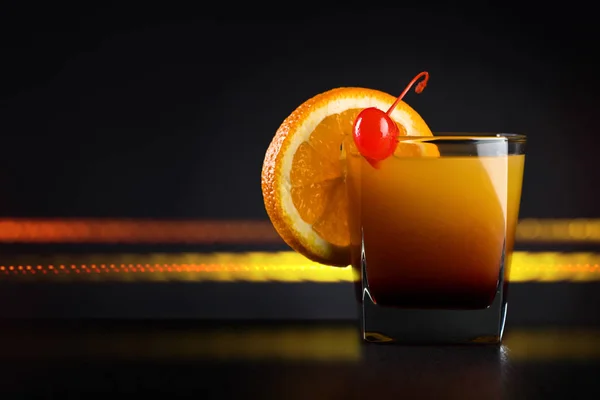 Cocktail "Tequila Sunrise" auf schwarzem Tisch — Stockfoto