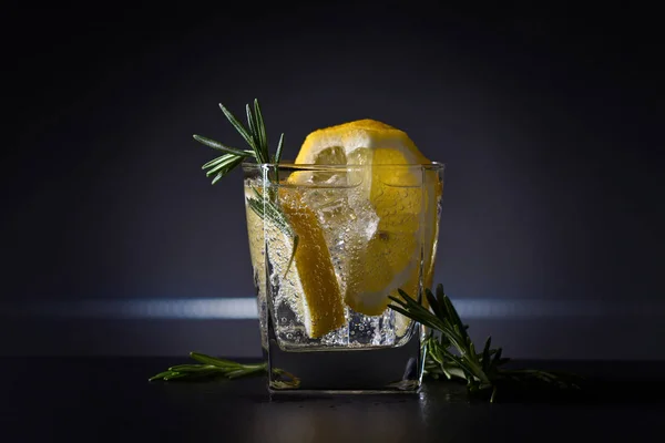 Cóctel con ginebra, tónico, limón y hielo . —  Fotos de Stock