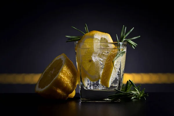 Cocktail met gin tonic, citroen en ijs. — Stockfoto