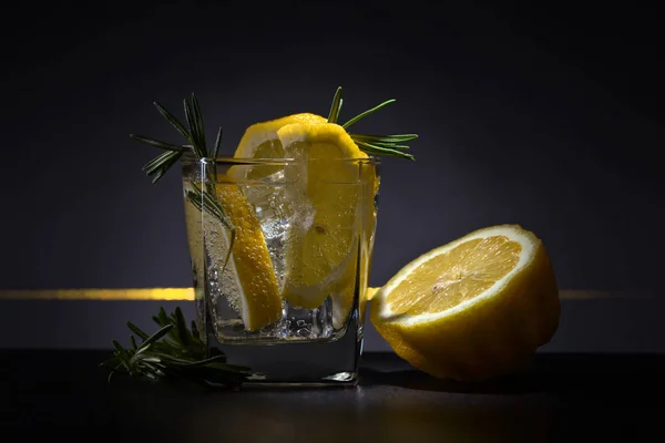 Cóctel con ginebra, tónico, limón y hielo . — Foto de Stock