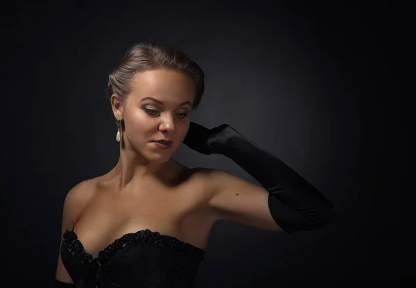 Jovem mulher bonita em preto com brincos de pérola — Fotografia de Stock