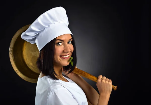 Beauté Brunette Femme en uniforme de chef avec grande casserole en cuivre — Photo