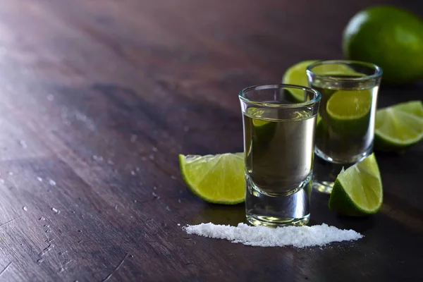 Mexikansk guldtequila med lime och salt — Stockfoto