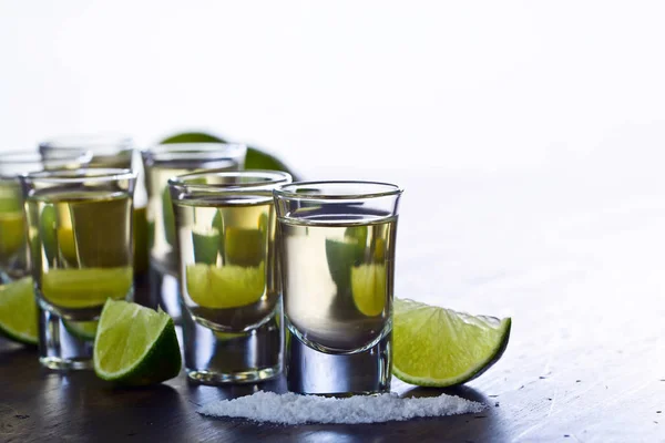 Tequila de oro mexicano con cal y sal —  Fotos de Stock