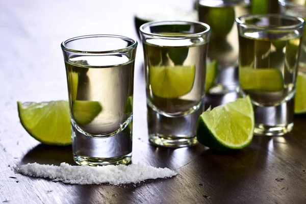 Mexikansk guldtequila med lime och salt — Stockfoto