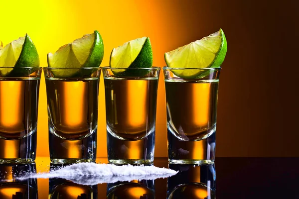 Mexická Tequila Gold zkrátka brýle s vápna — Stock fotografie