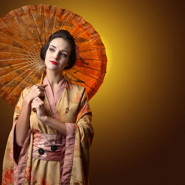 Şemsiye ile geleneksel Japon kimono güzel kadın — Stok fotoğraf